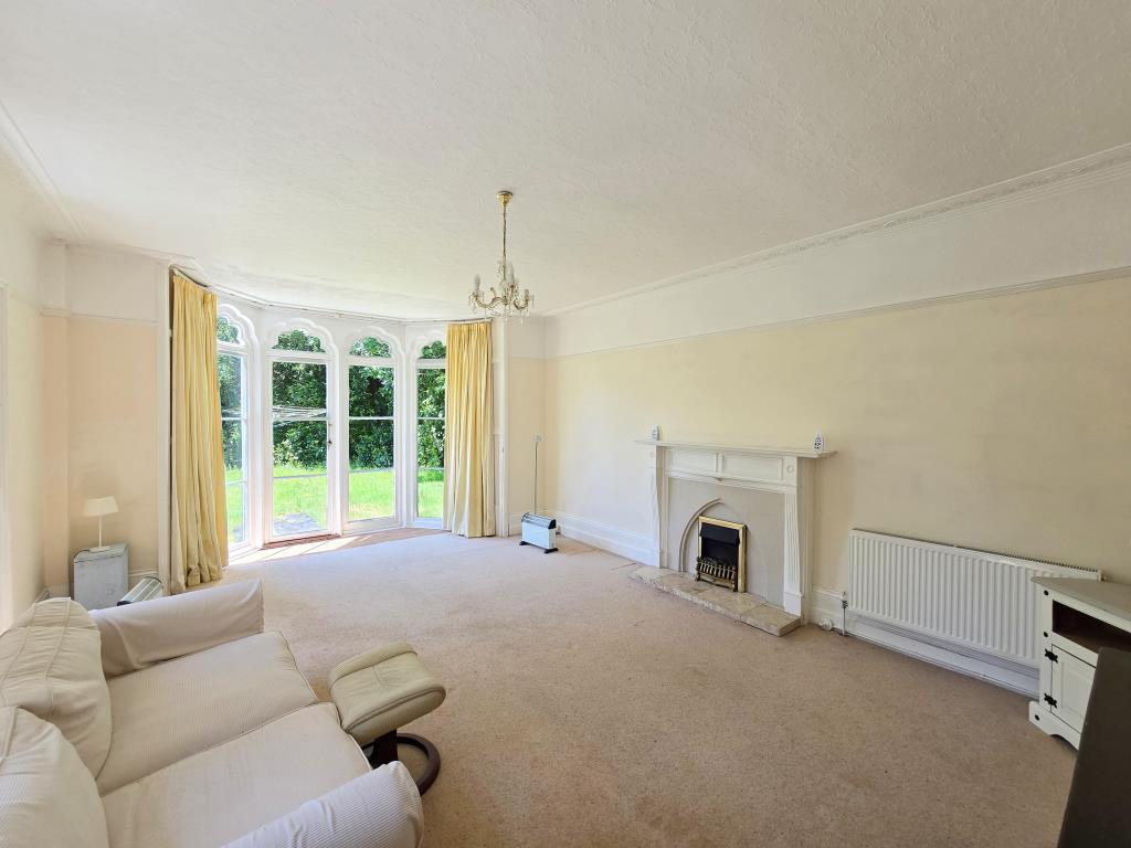 Lot: 67 - DETACHED PERIOD HOUSE WITH SEPARATE DETACHED COTTAGE ON LARGE PLOT - Drawing room